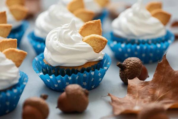 Cupcakes Outono Decorados Com Creme Biscoitos Folhas Fundo Madeira Cinza — Fotografia de Stock
