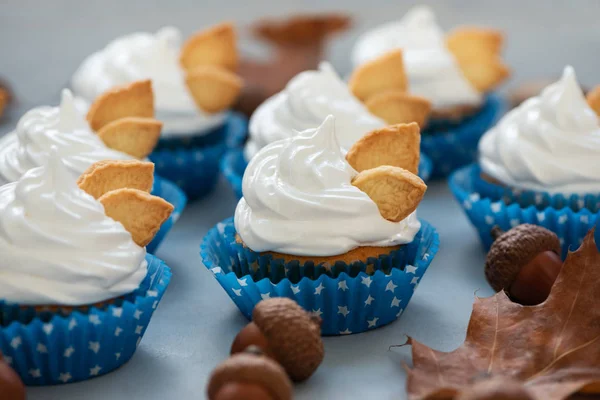 Cupcakes Outono Decorados Com Creme Biscoitos Folhas Fundo Madeira Cinza — Fotografia de Stock