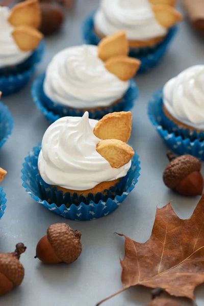 Cupcakes Outono Decorados Com Creme Biscoitos Folhas Fundo Madeira Cinza — Fotografia de Stock