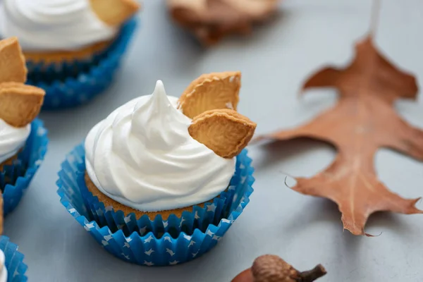 Feche Cupcakes Outono Decorados Com Natas Folhas Biscoitos Fundo Madeira — Fotografia de Stock