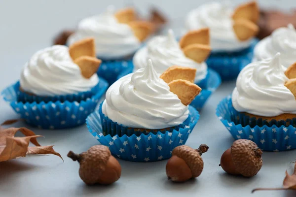 Cupcakes Outono Decorados Com Creme Biscoitos Folhas Fundo Madeira Cinza — Fotografia de Stock