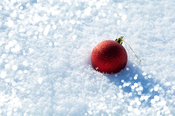 Pelota Roja Juguete Con Luces Sobre Fondo Nieve Navidad Año — Foto de Stock