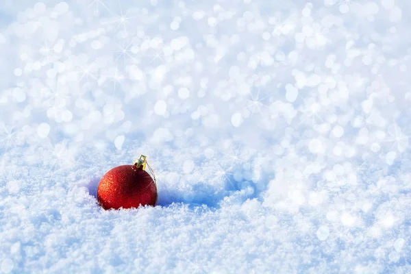 Pelota Roja Juguete Con Luces Sobre Fondo Nieve Navidad Año — Foto de Stock