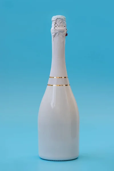 Vin Champagne Flaska Blå Bakgrund Födelsedag Och Nyårsfirande Koncept Framifrån — Stockfoto