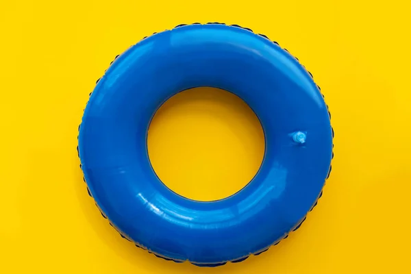 Vorderseite Des Blauen Gummirings Für Schwimmbad Auf Gelbem Hintergrund Ansicht — Stockfoto