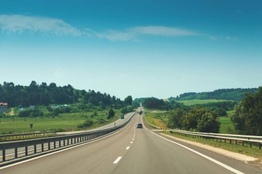 Yaz manzarası boyunca otoyolda yüksek hızda trafik.