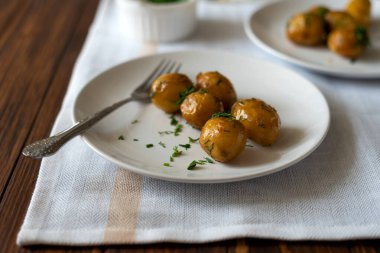 Fırında patates, sarımsak ve şifalı otlar. Yaz yemeği..