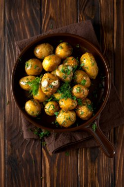 Fırında patates ve sarımsak.