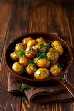 Fırında patates ve sarımsak.