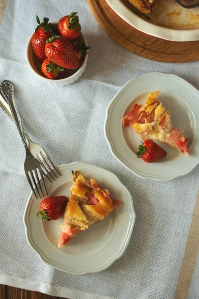 Pedazo Fresa Fresca Pastel Ruibarbo Plato Comer Comida Verano Vista — Foto de Stock