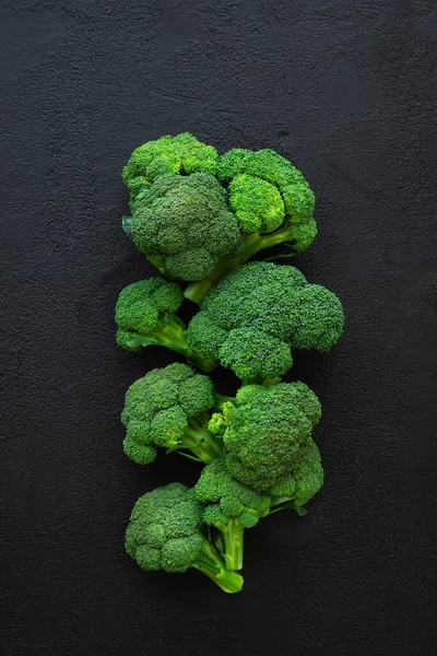 Zdrowe Zielone Organiczne Surowe Brokuły Brokuły Czarnym Tle — Zdjęcie stockowe