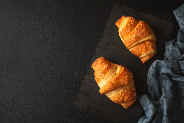 Färska Gyllene Croissanter Mörk Skiffertavla Ovanifrån — Stockfoto