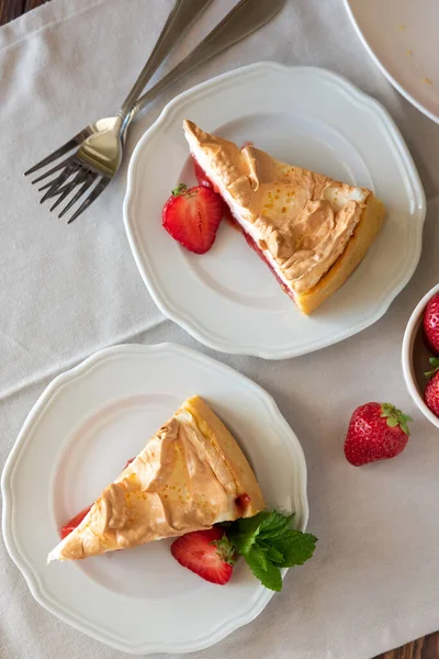 Rebanada Deliciosa Tarta Fresa Con Merengue Sobre Fondo Madera Comida — Foto de Stock