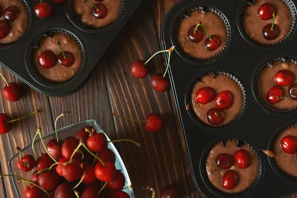 Pečeme Čokoládové Muffiny Syrové Veganské Banánové Višňové Muffiny Čerstvými Bobulemi — Stock fotografie