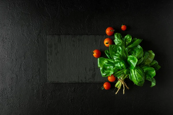 Albahaca Verde Fresca Tomates Cherry Placa Pizarra Fondo Hormigón Oscuro — Foto de Stock