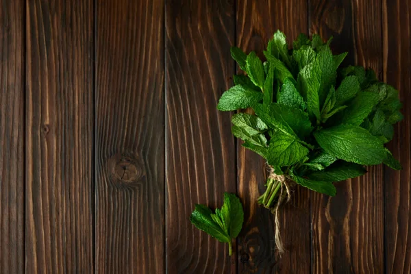 Menthe Fraîche Sur Fond Rustique Bois Vue Dessus Espace Copie — Photo