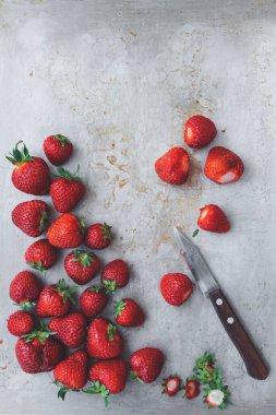 Çilekli marmelat yapmak için hazırlık. Korumak. Yaz yemekleri konsepti. Üst Manzara. Düz yatıyordu