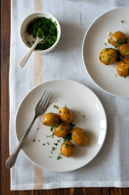 Fırında patates, sarımsak ve şifalı otlar. Yaz yemekleri. Üst görünüm