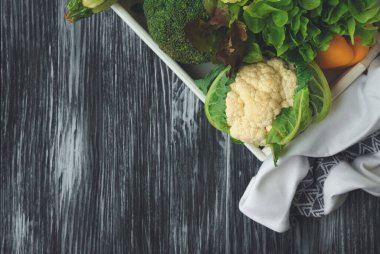 Tahta masada taze karnabahar ve brokoli. Yaz yemekleri konsepti. Üst görünüm