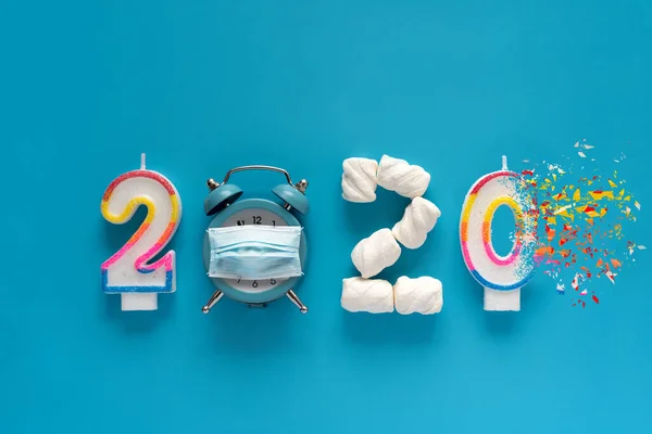 2020 Рік Зроблений Свічок Зефір Сигнального Годинника Одягненого Захисну Маску — стокове фото