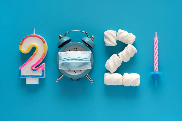 2021 Ano Feito Velas Marshmallow Despertador Usando Máscara Protetora Fundo — Fotografia de Stock