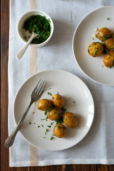 Patate Forno Con Aglio Erbe Aromatiche Sul Piatto Mangiare Cibo — Foto Stock