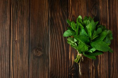 Ahşap kırsal arka planda taze nane. Üst Manzara. Boşluğu kopyala