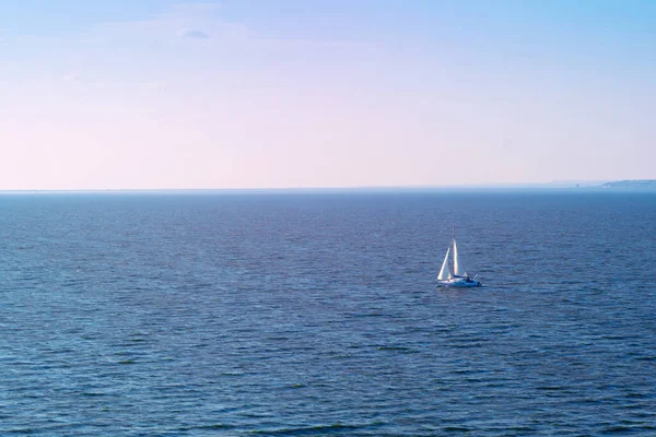 Velero Mar Luz Del Sol Noche Sobre Fondo Del Cielo —  Fotos de Stock