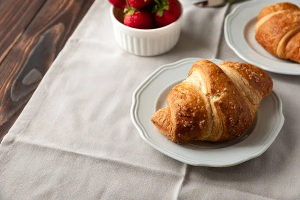 Färska Gyllene Croissanter Med Jordgubbar Mörk Skiffertavla Dags För Frukost — Stockfoto