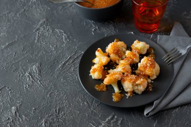 Siyah arka planda bufalo barbeküsü karnabahar. Üst Manzara. Yaz yemekleri konsepti