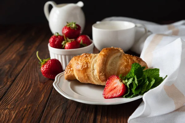 Färska Gyllene Croissanter Med Jordgubbar Mörk Skiffertavla Dags För Frukost — Stockfoto