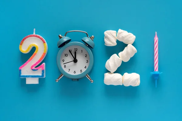 2021 Ano Feito Velas Marshmallow Despertador Fundo Azul Ano Novo — Fotografia de Stock
