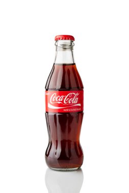 Beyaz arka planda izole edilmiş bir şişe Coca Cola içeceği. Lviv, Ukrayna - 12 Ağustos 2020