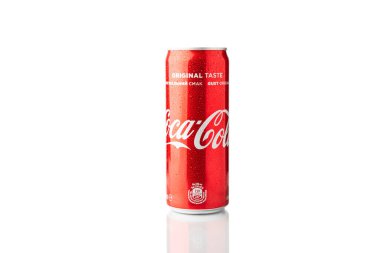 Beyaz arka planda izole edilmiş kırmızı Coca Cola içeceği. Lviv, Ukrayna - 12 Ağustos 2020