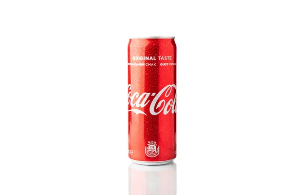 Красная Банка Напитка Coca Cola Капельками Выделенными Белом Фоне Львов — стоковое фото