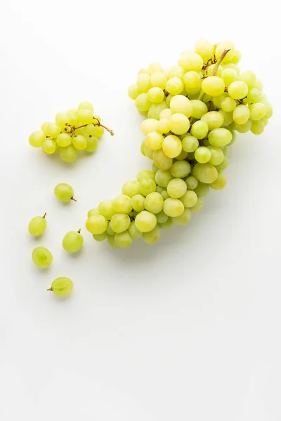 Beyaz Arka Planda Yapraksız Yeşil Üzüm Düz Yatıyordu Yaz Yemekleri — Stok fotoğraf