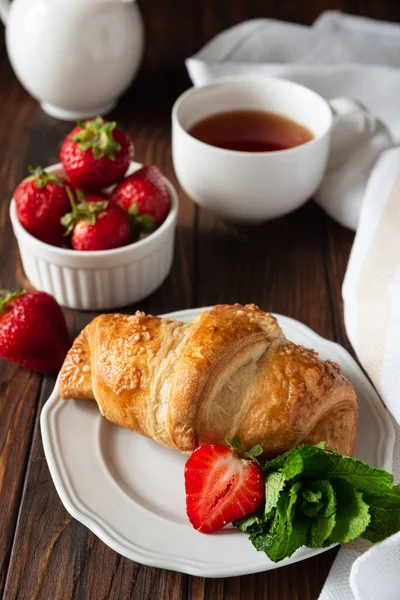 Färska Gyllene Croissanter Med Jordgubbar Mörk Skiffertavla Dags För Frukost — Stockfoto