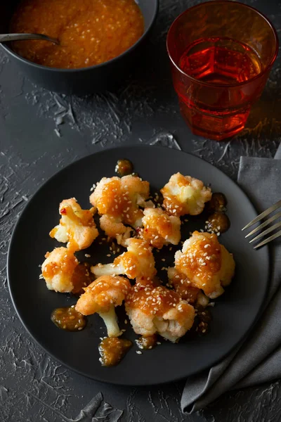 Siyah arka planda bufalo barbeküsü karnabahar. Üst Manzara. Yaz yemekleri konsepti