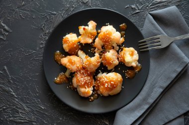 Siyah arka planda bufalo barbeküsü karnabahar. Üst Manzara. Yaz yemekleri konsepti