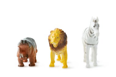 Su aygırı, aslan ve zebra mini figürleri beyaz arka planda izole edilmiş. Ön manzara. Plastik hayvan oyuncağı. Tam alan derinliği. Kesme yolu