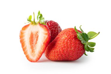 Beyaz arka planda üç olgun çilek meyvesi. Kesme yolu