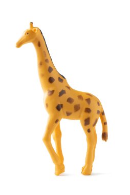 Zürafa mini figürü beyaz arka planda izole edilmiş. Plastik hayvan oyuncağı. Tam alan derinliği. Kesme yolu. Yan görünüm