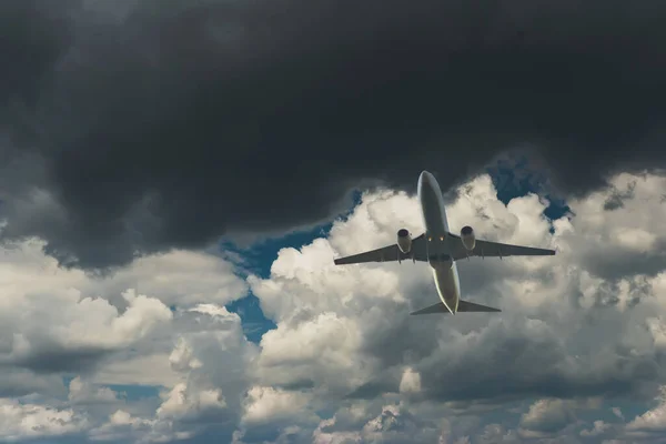 商業用飛行機は劇的な空の雲を飛んでいます 旅行のコンセプト — ストック写真