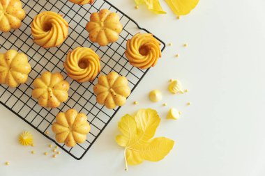 Beyaz Arkaplanda Mevsimlik Dekorasyonlu Sonbahar Temalı Mini Balkabağı Kekleri