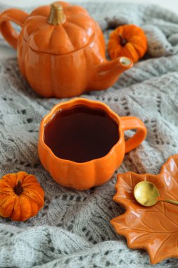 Kabak desenli sonbahar çay seti örgü örülmüş battaniyeye..