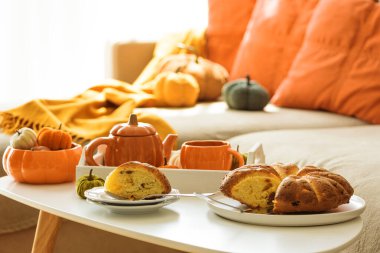 Balkabaklı, çay takımlı ve pastalı sonbahar oturma odası dekoru..