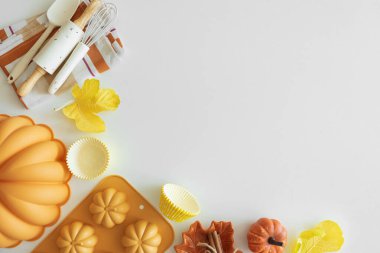 Balkabağı küflü, şekerli ve mevsimsel dekorasyonlu sonbahar pişirme ayarları