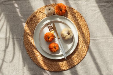 Dekoratif Kabaklar ve Mevsimlik Yapraklarla Sonbahar Masa Ayarları