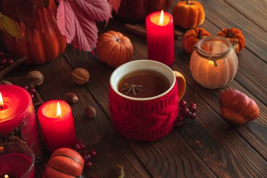 Sıcak Sonbahar Sahnesi Sıcak Şarap, Mumlar, Balkabakları ve Mevsimlik Dekorla