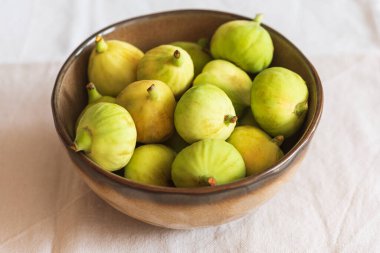 Açık Kumaş Arkaplanda Seramik Kasede Taze Yeşil İncir